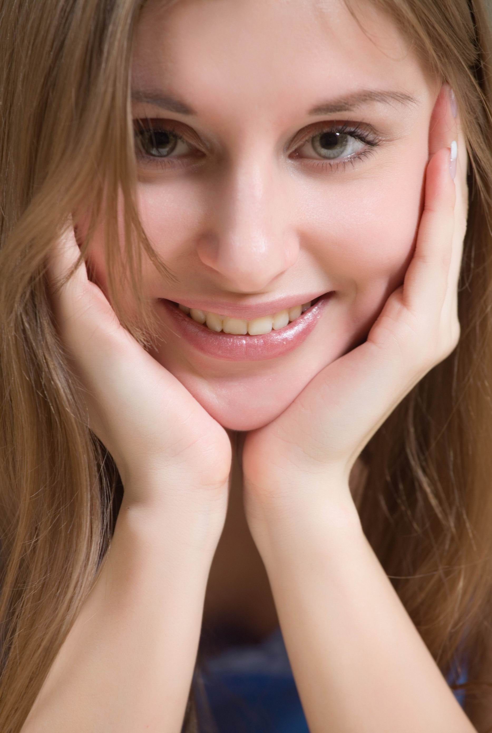 Cute-Shaved-Totally-Shaved-Brunette-Victoria-with-Green-Eyes-7.jpg. 