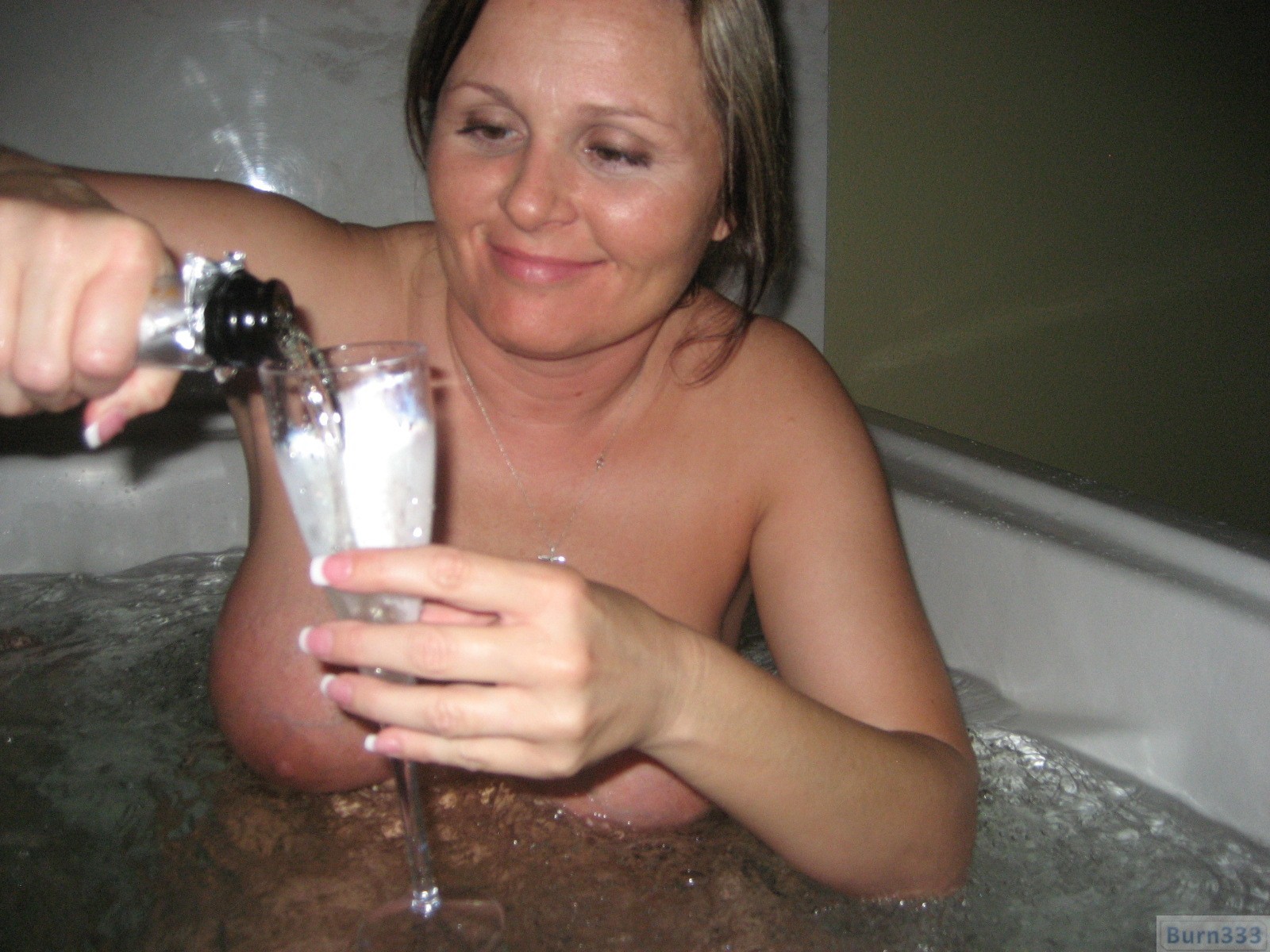 Amateur Chubby Mature Wife in Bath pic